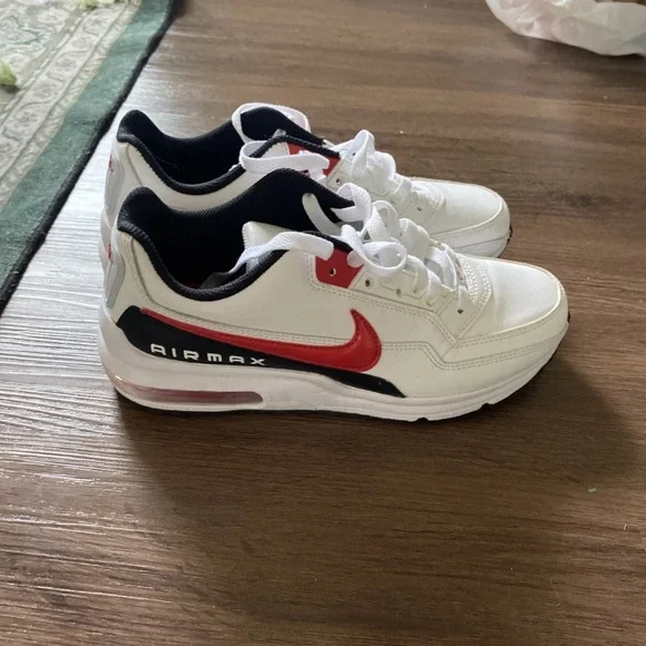 Nike Air Max White and Red Shoes - Picture 2 of 3